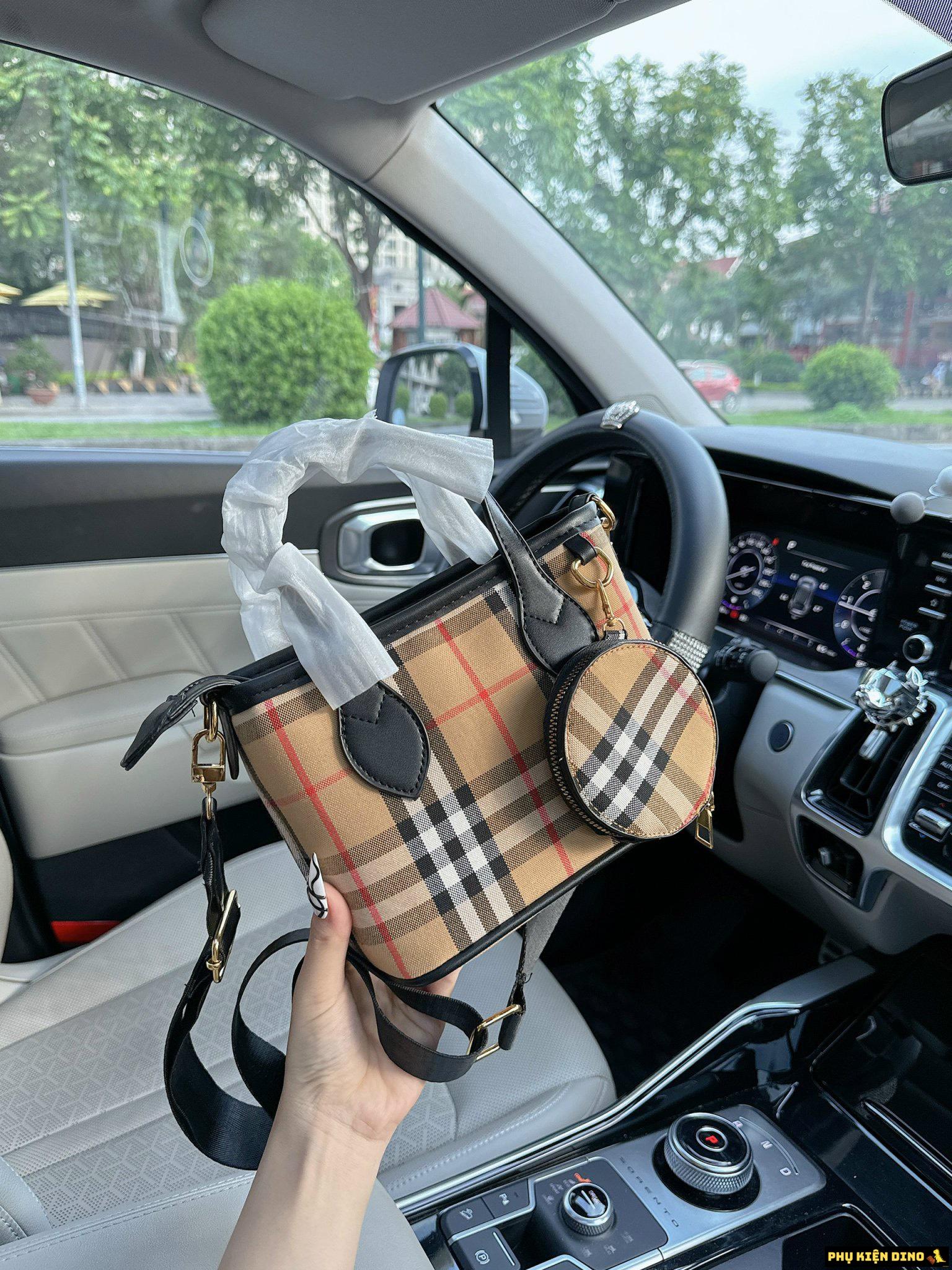 Túi Xách Tay Burberry Nâu Quai Đen Túi Xách Tay Burberry Nâu Quai Đen